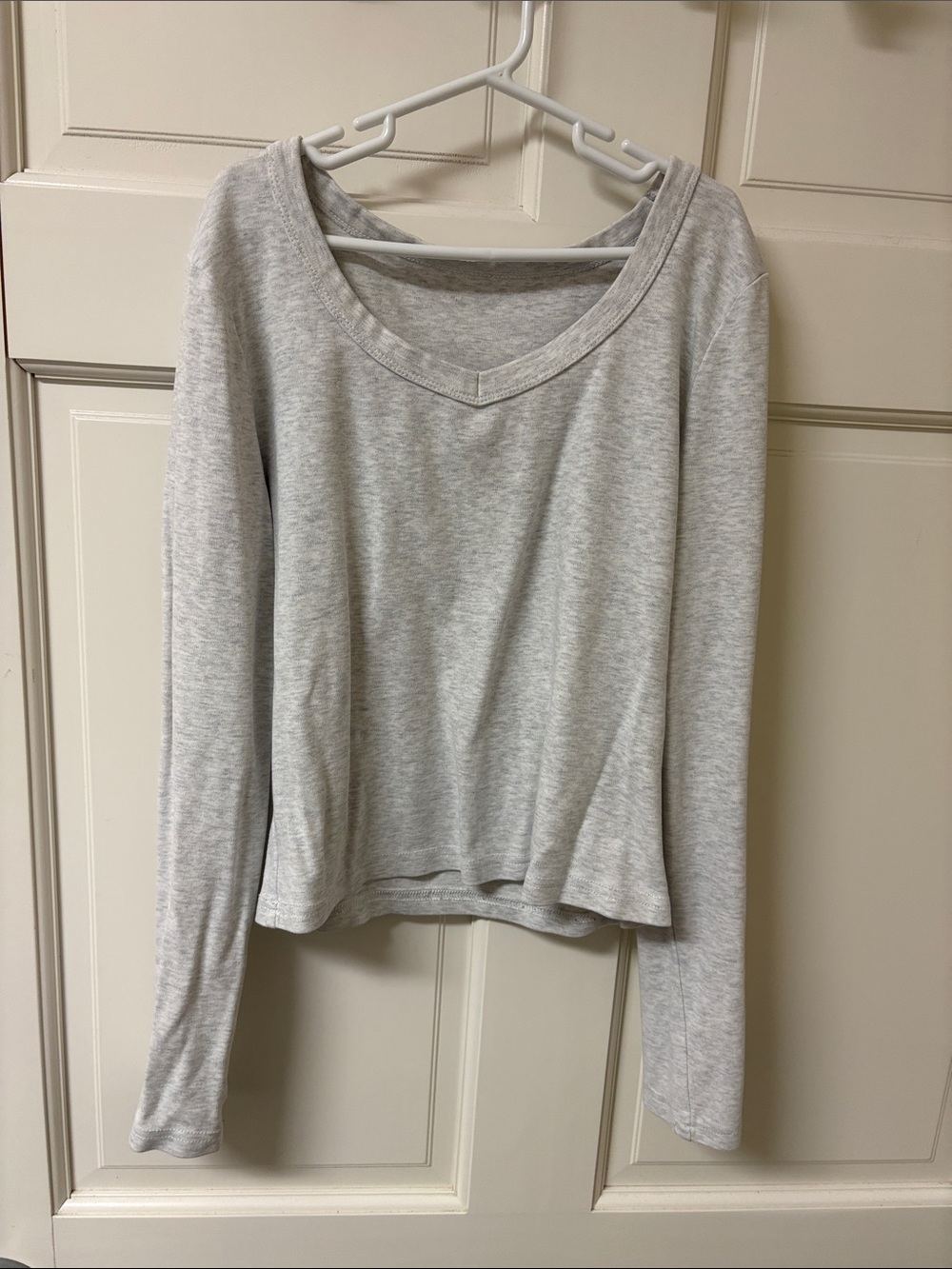 Women's Heather Gray Long-Sleeve V-Neck Top